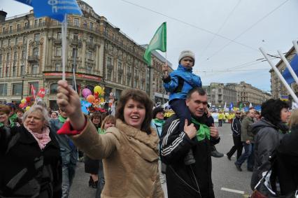 Традиционная первомайская демонстрация, организованная Федерацией независимых профсоюзов. На снимке: участники демонстрации во время шествия по Тверской улице.