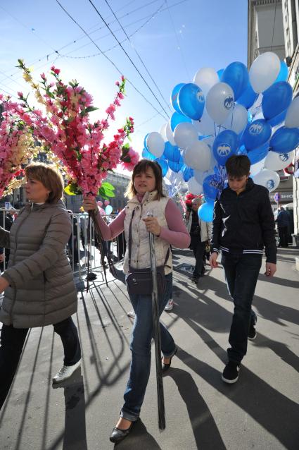 Традиционная первомайская демонстрация, организованная Федерацией независимых профсоюзов. На снимке: участники демонстрации во время шествия по Тверской улице.