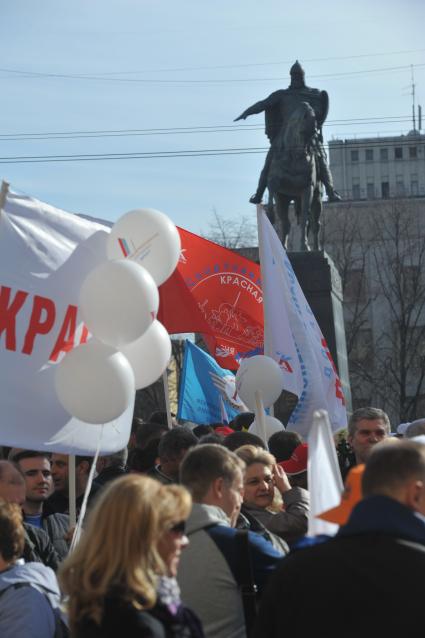 Традиционная первомайская демонстрация, организованная Федерацией независимых профсоюзов. Памятник Юрию Долгорукому. На снимке: участники демонстрации во время шествия по Тверской улице.