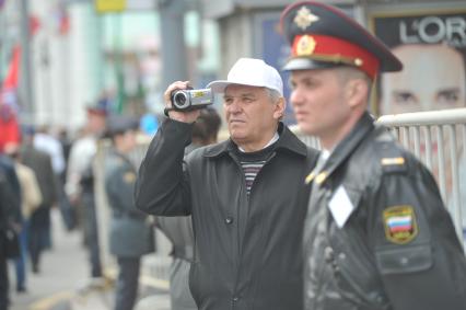 Традиционная первомайская демонстрация, организованная Федерацией независимых профсоюзов. На снимке: участники демонстрации во время шествия по Тверской улице.