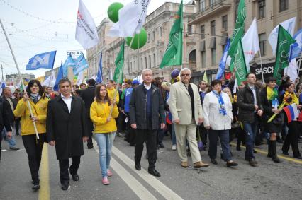 Традиционная первомайская демонстрация, организованная Федерацией независимых профсоюзов. На снимке: мэр Москвы Сергей Собянин (в центре) во время шествия по Тверской улице.