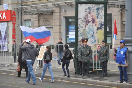 Традиционная первомайская демонстрация, организованная Федерацией независимых профсоюзов. На снимке: полицейские следят за порядком во время шествия демонстрантов по Тверской улице.