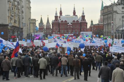 Традиционная первомайская демонстрация, организованная Федерацией независимых профсоюзов. На снимке: участники демонстрации во время шествия по Тверской улице.