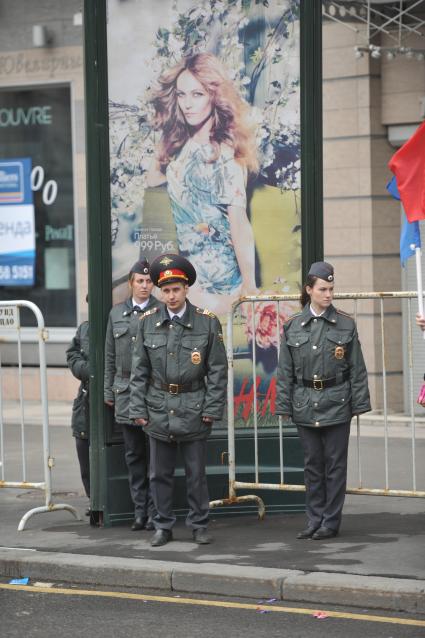 Традиционная первомайская демонстрация, организованная Федерацией независимых профсоюзов. На снимке: полицейские следят за порядком во время шествия демонстрантов по Тверской улице.