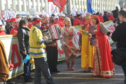 Традиционная первомайская демонстрация, организованная Федерацией независимых профсоюзов. На снимке: участники демонстрации во время шествия по Тверской улице.