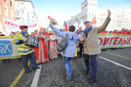 Традиционная первомайская демонстрация, организованная Федерацией независимых профсоюзов. На снимке: участники демонстрации во время шествия по Тверской улице.