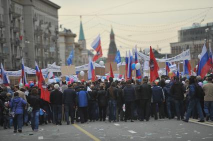 Традиционная первомайская демонстрация, организованная Федерацией независимых профсоюзов. На снимке: участники демонстрации во время шествия по Тверской улице.