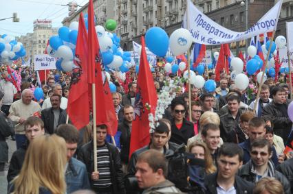 Традиционная первомайская демонстрация, организованная Федерацией независимых профсоюзов. На снимке: участники демонстрации во время шествия по Тверской улице.