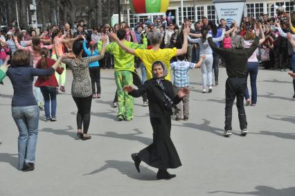 Парк `Сокольники`. На снимке: группа людей во время выполнения зарядки.