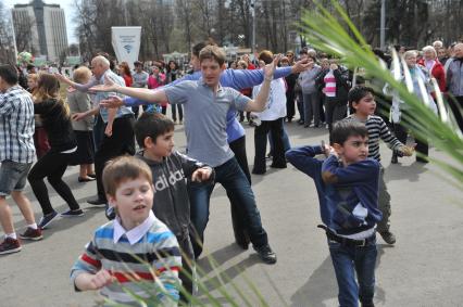 Парк `Сокольники`. На снимке: молодые люди во время танца