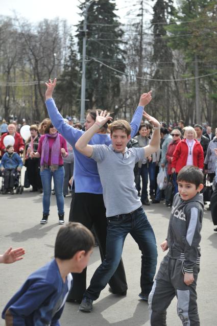 Парк `Сокольники`. На снимке: молодые люди во время танца