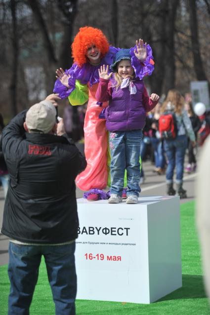 Парк `Сокольники`. На снимке: аниматор клоун фотографируется с девочкой