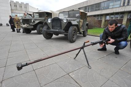 Старт автопробега в честь 70-летия  Курской битвы, организованный МГСУ. На снимке:  военная техника и оружие времен ВОВ.