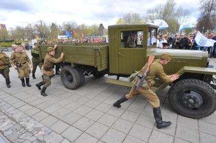 Старт автопробега в честь 70-летия  Курской битвы, организованный МГСУ. На снимке: грузовой автомобиль ЗИС-5  (`трёхтонка`).