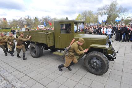 Старт автопробега в честь 70-летия  Курской битвы, организованный МГСУ. На снимке: грузовой автомобиль ЗИС-5  (`трёхтонка`).