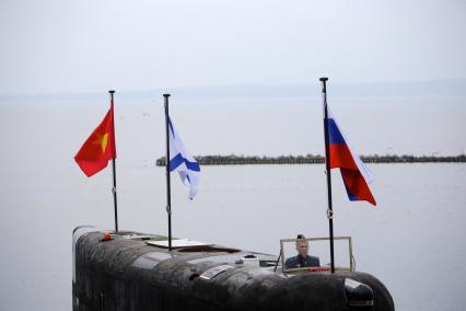 Дизель-электрическая подводная лодка проекта 636. Субмарина, построенная в Санкт-Петербурге на предприятии «Адмиралтейские верфи» для ВМС СРВ проходит в Калининградской области заводские ходовые испытания, а также проводится обучение вьетнамского экипажа.