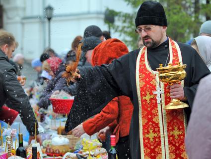 Христиане Новосибирска празднуют праздник Пасху. На снимке: священник освящает куличи и яйца.