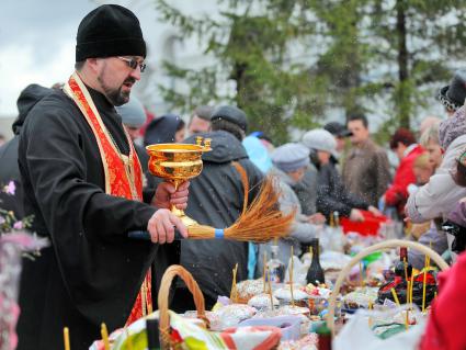 Христиане Новосибирска празднуют праздник Пасху. На снимке: священник освящает куличи и яйца.