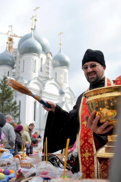 Христиане Новосибирска празднуют праздник Пасху. На снимке: священник освящает куличи и яйца.