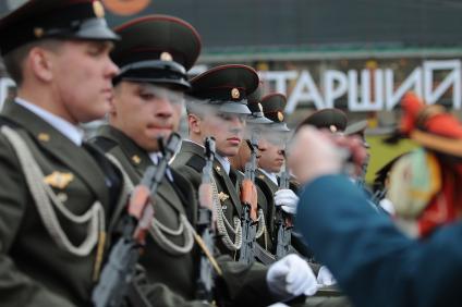 Репетиция парада в Новосибирске. На снимке: солдаты с оружием.