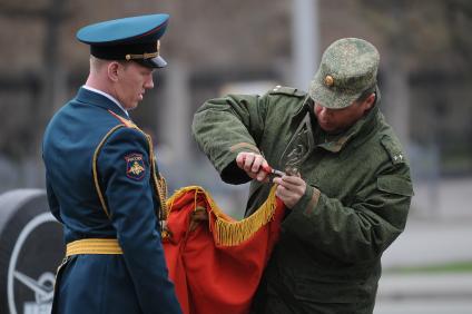 Репетиция парада в Новосибирске. На снимке: военнослужащий прилаживает наконечник знамени.