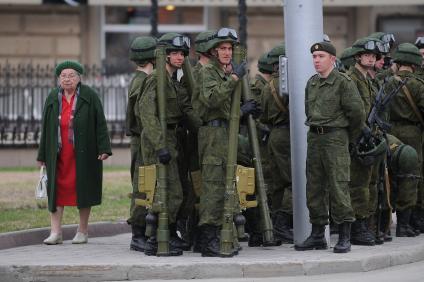 Репетиция парада в Новосибирске. На снимке: старушка рядом с солдатами.