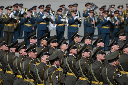 Парад Победы в Новосибирске. На снимке: солдаты на параде.