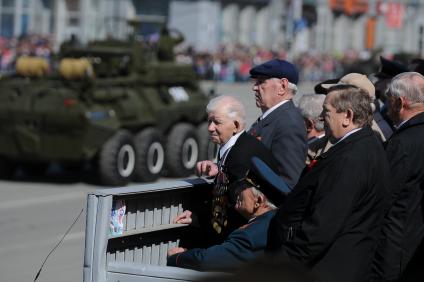 Парад Победы в Новосибирске. На снимке: ветераны на параде.