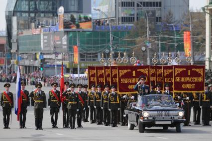 Парад Победы в Новосибирске. На снимке: Командующий парадом полковник Александр Чайко (в автомобиле) на военном параде, посвященном 68-й годовщине победы в Великой Отечественной войне, в Новосибирске.