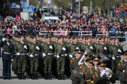 Парад Победы в Новосибирске. На снимке: солдаты на параде.