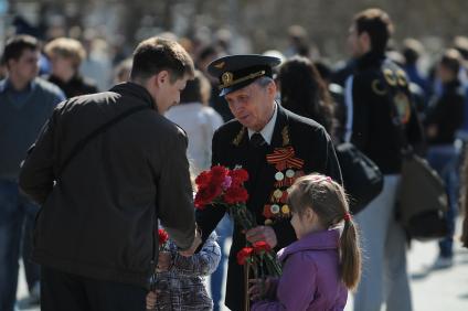 Парад Победы в Новосибирске. На снимке: ветерану на улице дарят цветы.