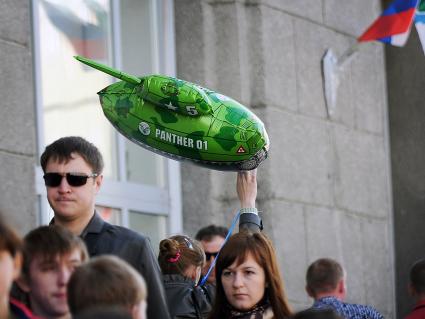 День Победы в Новосибирске. На снимке: надувной шарик в форме танка.