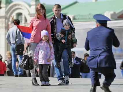 День Победы в Новосибирске. На снимке: люди фотографируются.