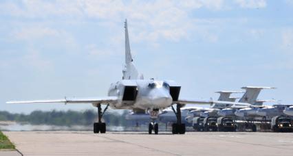 Авиабаза `Энгельс`. На снимке: военный самолёт `Су-24`