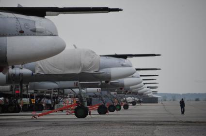 Авиабаза `Энгельс`. На снимке: самолеты-ракетоносцы на летном поле.