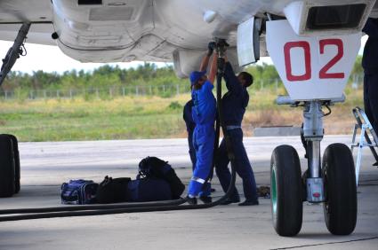 Авиабаза `Энгельс`. Наземное техническое обслуживание авиалайнеров. На снимке: заправка самолёта топливом