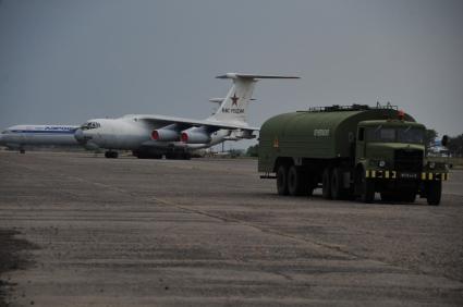 Авиабаза `Энгельс`. На снимке: заправка самолёта топливом