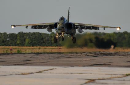 Авиабаза `Энгельс`. На снимке: военный самолет