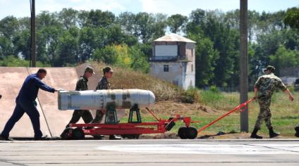 Авиабаза `Энгельс`. На снимке: обслуживание военного самолета перед вылетом.