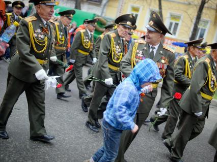 Празднование Дня Победы в Екатеринбурге. На снимке: ветеран ведет маленького ребенка.
