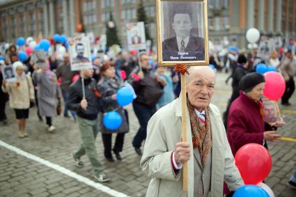 Празднование Дня Победы в Екатеринбурге. На снимке: праздничное шествие.