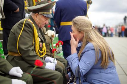 Празднование Дня Победы в Екатеринбурге. На снимке:женщина разговаривает с ветераном.