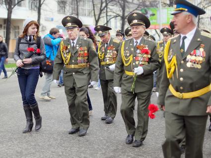 Празднование Дня Победы в Екатеринбурге. На снимке: девушка разговаривает с ветераном.