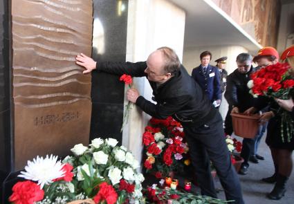 Возле входа на станцию минского метро \'Октябрьская\' мужчина возлагает цветы к памятнику жертвам теракта