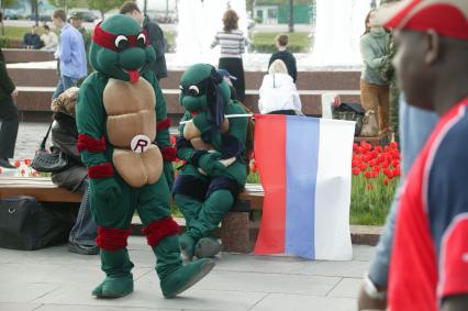 Поклонная гора. На снимке: ростовые куклы - персонажи мультфильма `Черепашки-ниндзя`.