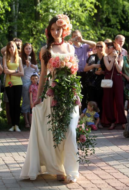 Открытый чемпионат Беларуси по флористике. Дефиле девушек в платьях, декорированных цветами