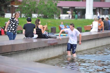 Жара в городе. На снимке: молодежь у фонтана.