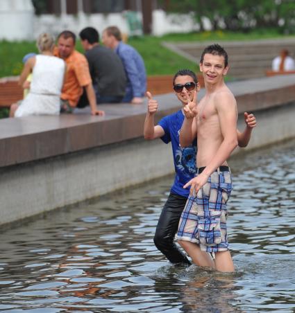 Жара в городе. На снимке: купание в фонтане.