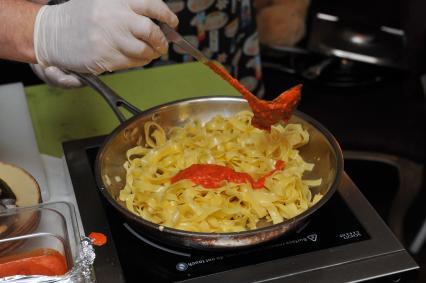Кафе `АндерСон`. Съемки телепередачи `Магия еды`. На снимке: приготовление спагетти.