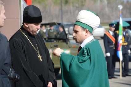 Православный священник разговаривает с муллой.